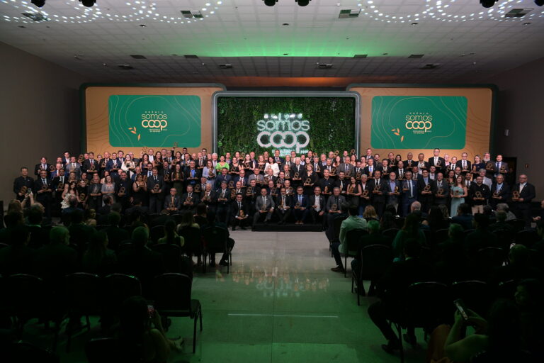 Todos os representantes das cooperativas premiadas.