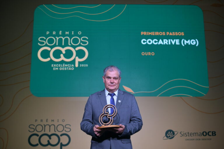 Presidente Ralph recebendo o prêmio.